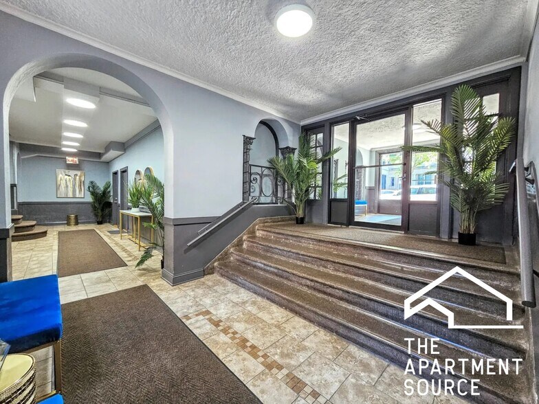 Building Photo - 1050 W George St