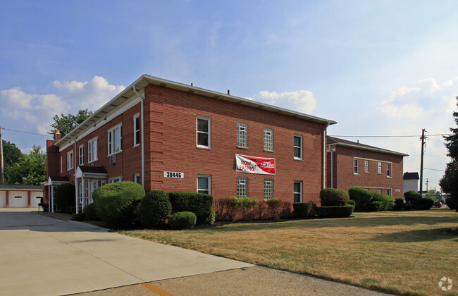 Building - Wickliffe Manor