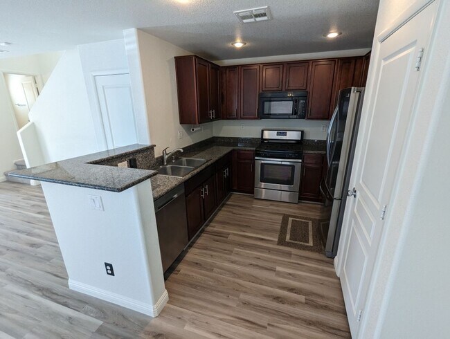 Building Photo - 10807 Mason Hill Ave