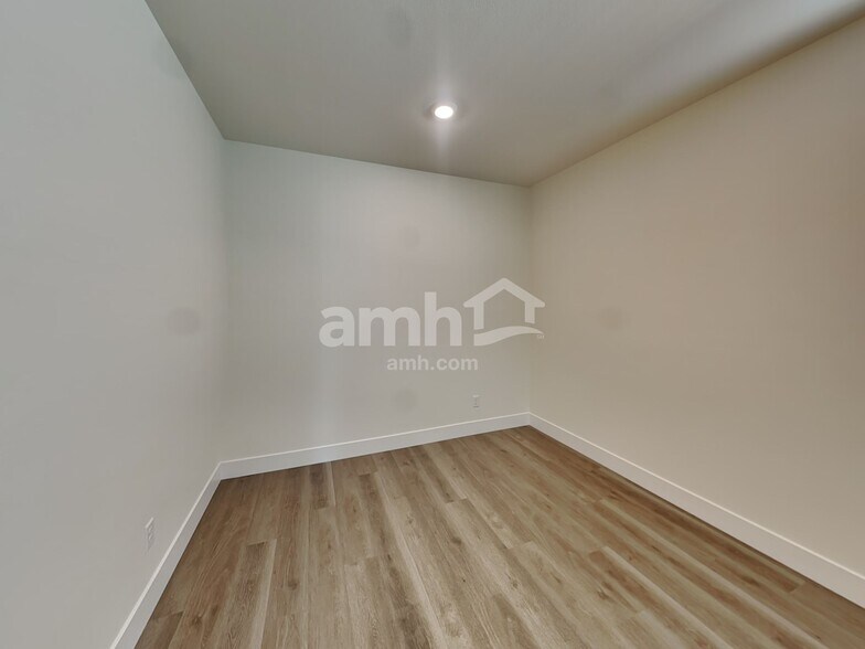 Building Photo - 810 English Primrose St