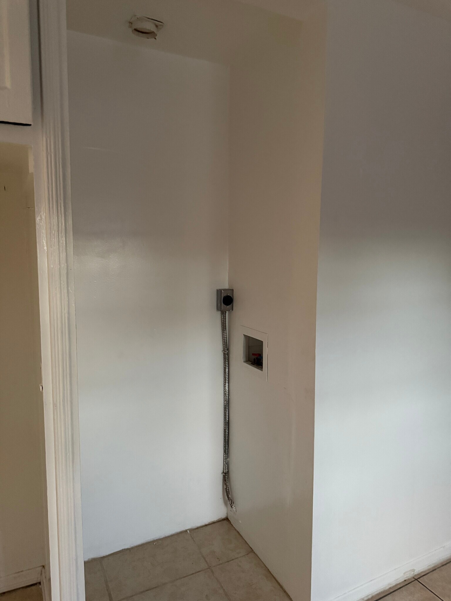 Washer/dryer hookups - 1918 E 1st St