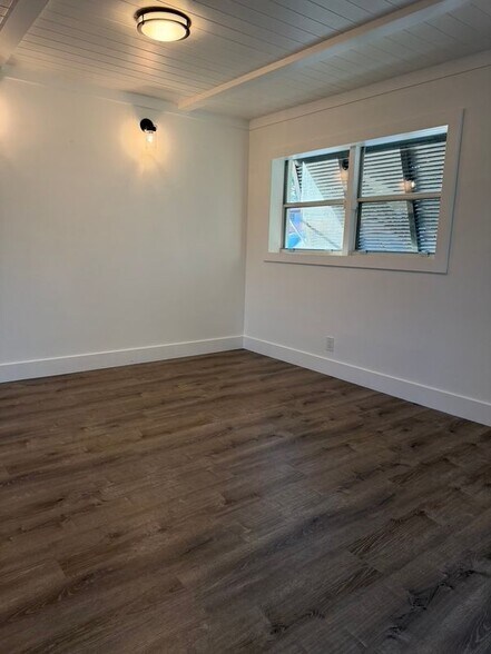 Building Photo - 474 NE 38th St