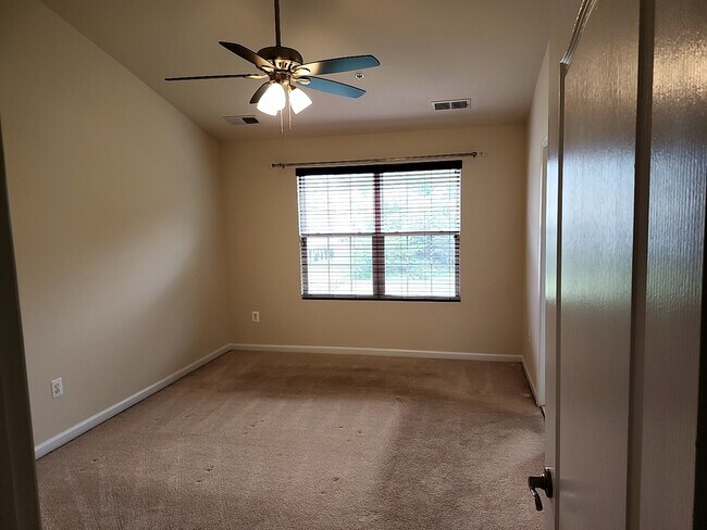 Building Photo - Bryans Road Townhome Retreat | Flexible Lease Available