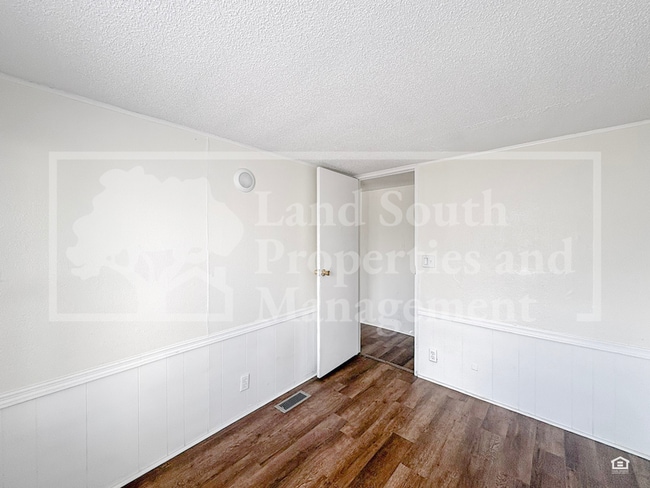Building Photo - 1175 Meadow Lawn Street