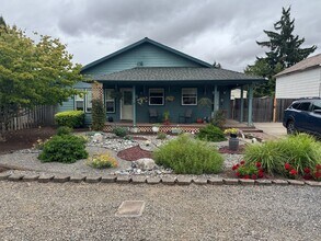 Building Photo - Large Lot Near Downtown Hillsboro
