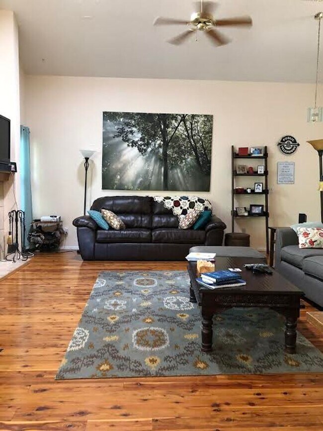 Building Photo - 4 Bd, 2 Ba, Home, Quiet Neighborhood, Great Floorplan, Mature Landscaping!