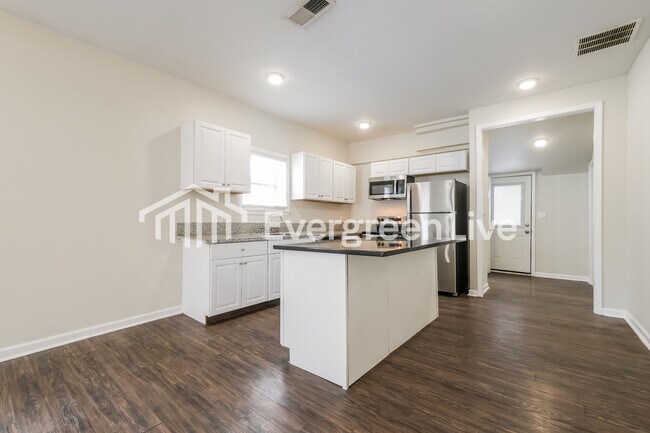 Building Photo - 1596 Jonesboro Rd SE