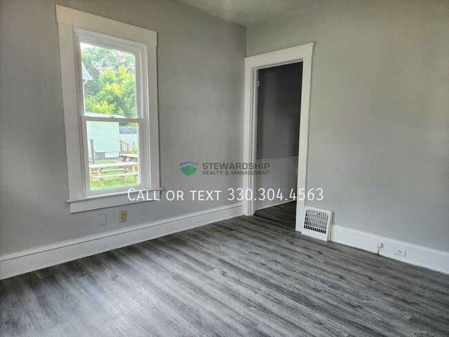 Building Photo - 1030 Sawyer Ave