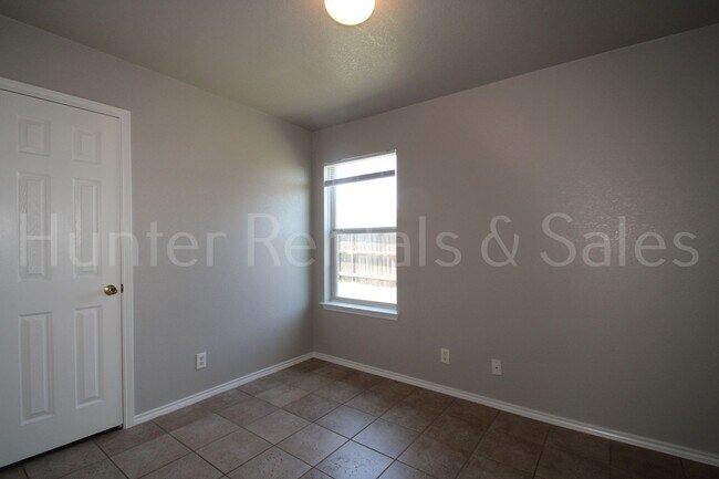 Building Photo - Modern Comforts & Great Location – Elms Ru...