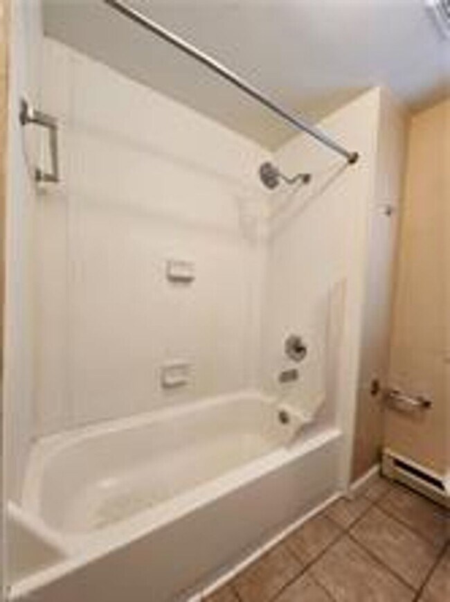 Building Photo - Cute upstairs home