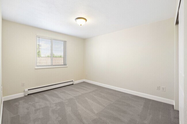 Building Photo - Incredible 2 bedroom 1 bath Condo in West Washington Park Neighborhood