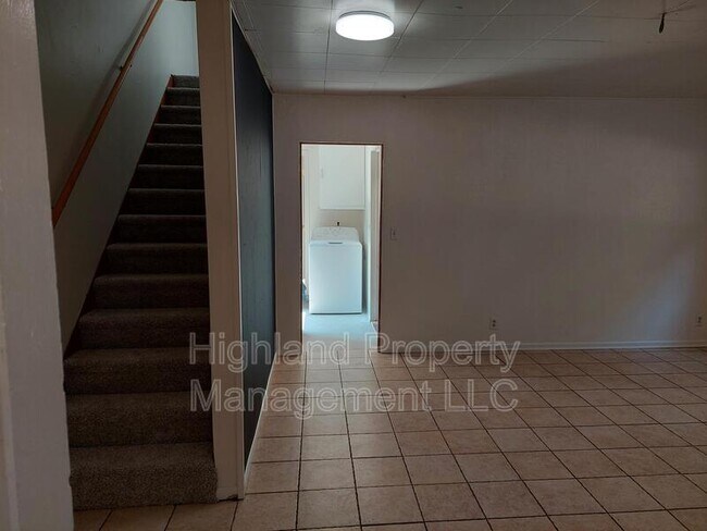 Building Photo - 1170 NE Harvey Rd