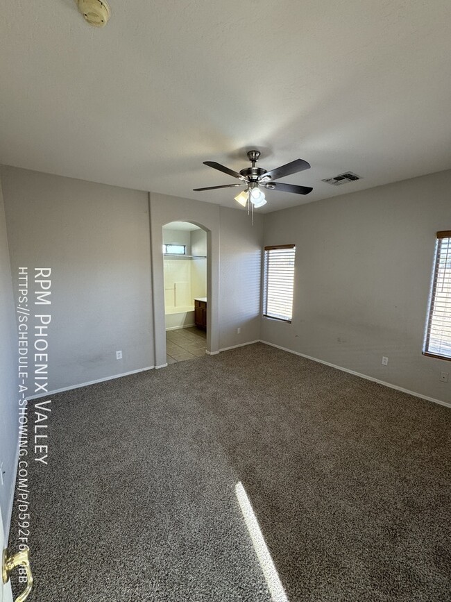 Building Photo - Open concept 3 bed / 2 bath with *NEW* Flo...