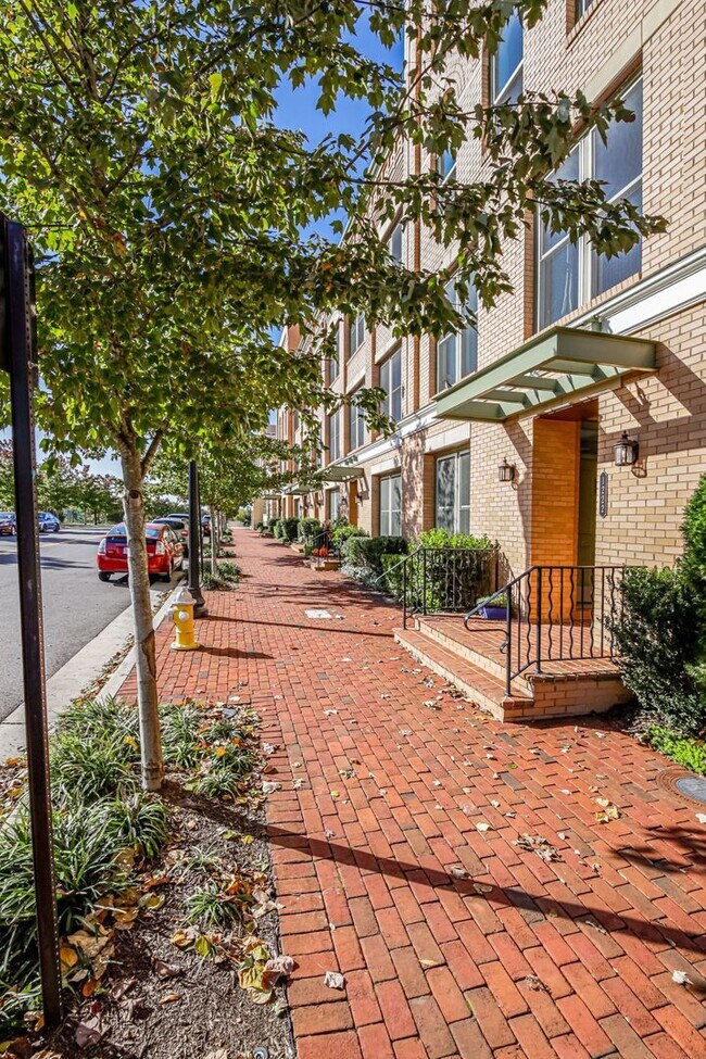 Building Photo - Updated 3br/2.5ba Condo Townhome Alexandria Walk to Metro