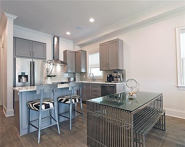 Building Photo - 2-Bed, 3-Bath on Pontchartrain Blvd – Your New Orleans Oasis Awaits!"