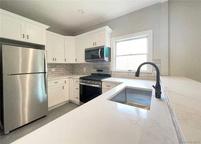 Building Photo - 829 W Boston Post Rd