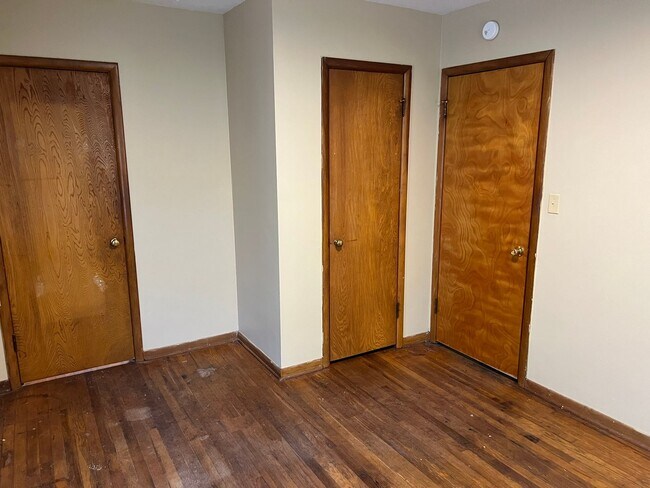Building Photo - 4 Bedrooms! 2 Baths! $1350!