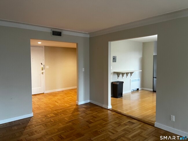 Building Photo - 869 Farmington Ave