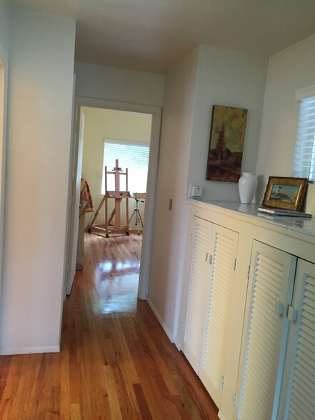 Hallway w/Linen Cabinets - 3256 Martin Rd