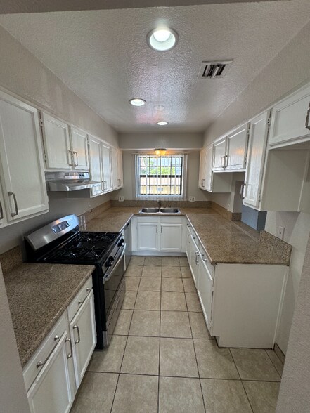 Building Photo - 514 E Valencia Ave