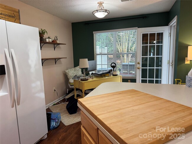 Building Photo - 8763 Robinson Forest Dr
