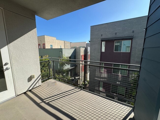 Building Photo - Stunning 2Bd/2Ba Condo in Heart of Irvine!