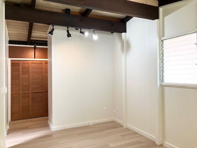 Building Photo - Spacious Single Family Home in Waialae-Kahala, $4,500-3 bedroom & Den, 2-bath