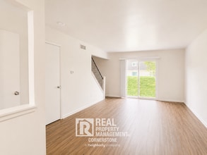 Building Photo - Move In Ready Townhome