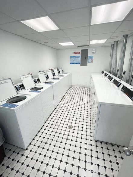 Building Photo - 3000 Riomar St