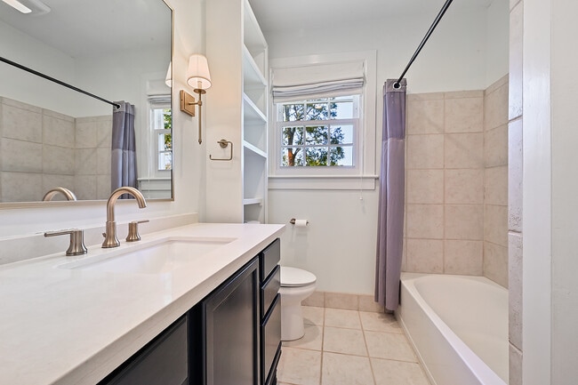 Building Photo - 1566 Country Club Dr