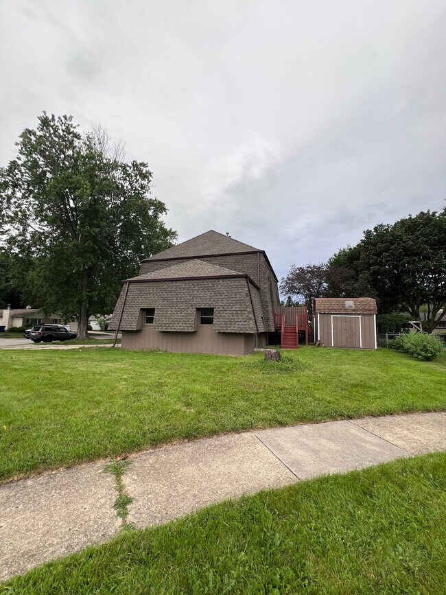 Building Photo - 1637 Sheffield Dr
