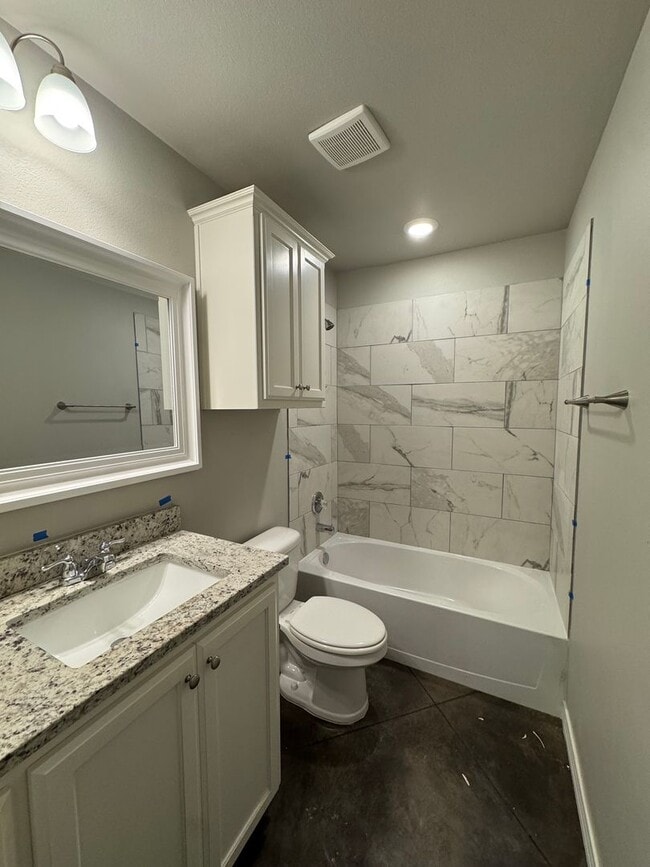 Building Photo - Located in the Glendale area! "Be there 1s...