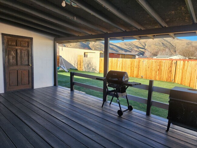 Building Photo - Beautiful 3 Bedroom with additonal 4th bedroom! Larg fenced front & backyard!!