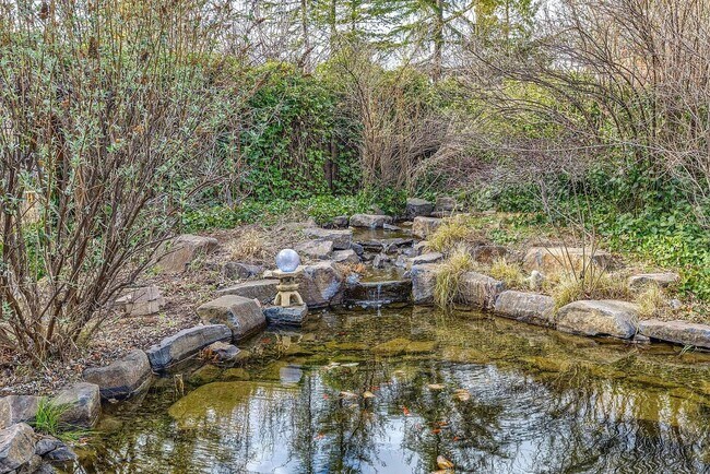 Building Photo - Beautiful home on large, landscaped flag lot - Available Now