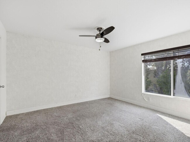 Building Photo - 1940 Highland Oaks Dr