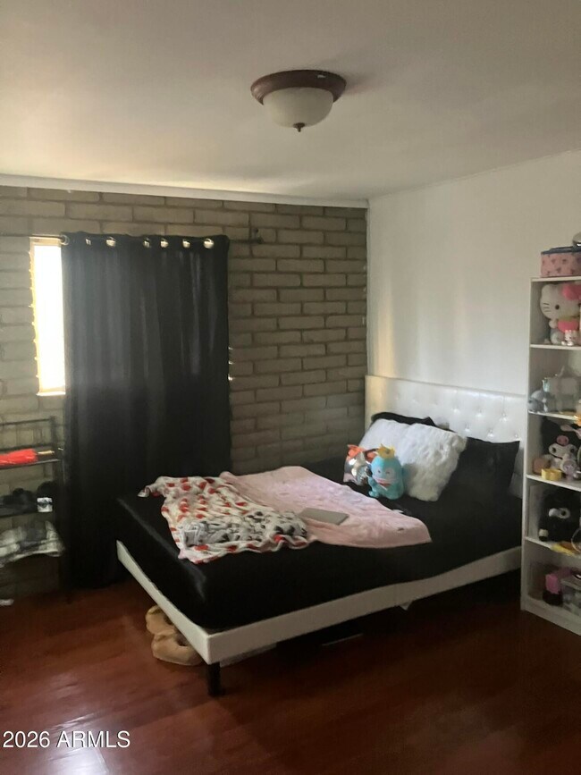 Building Photo - 4214 W Lewis Ave