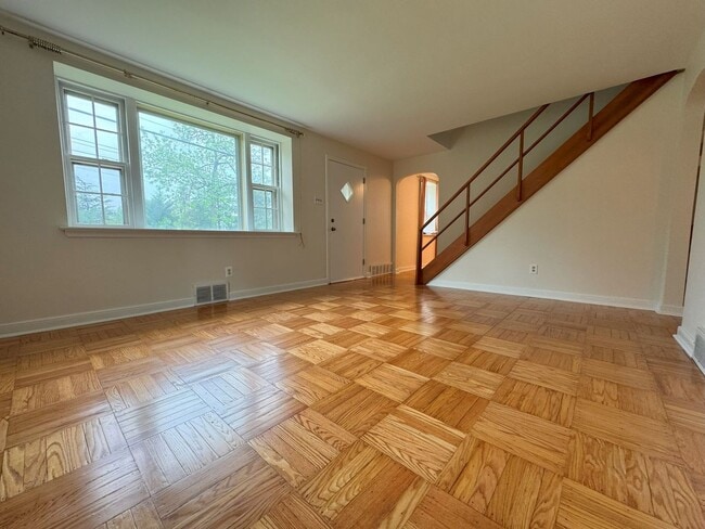 Building Photo - Renovated home, central air, stainless appliances, Radnor SD, Walk to Villanova, small dogs ok......