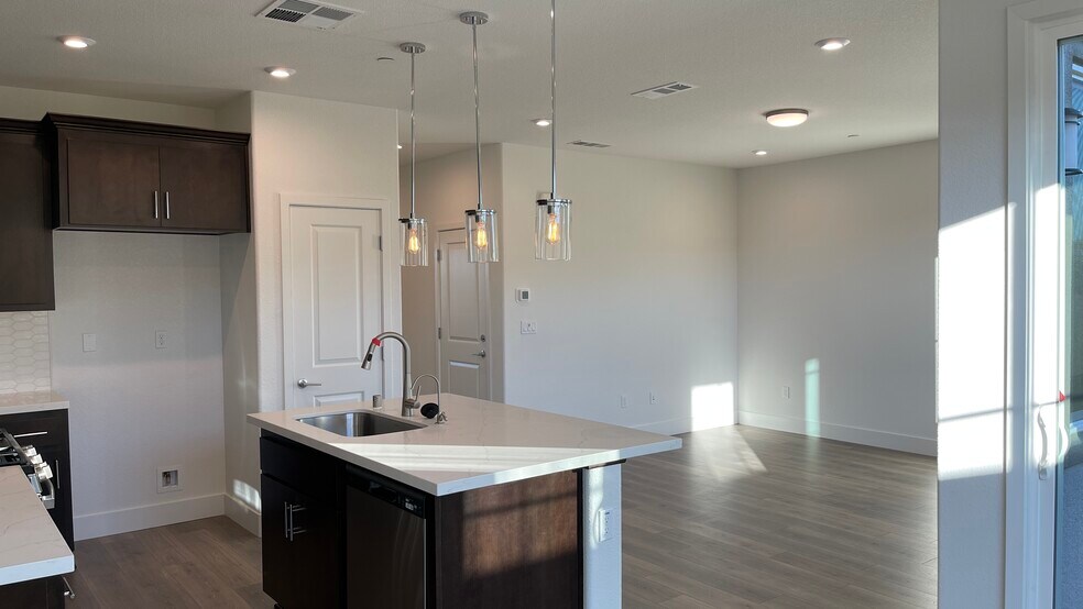 Building Photo - 616 Whisper Ln
