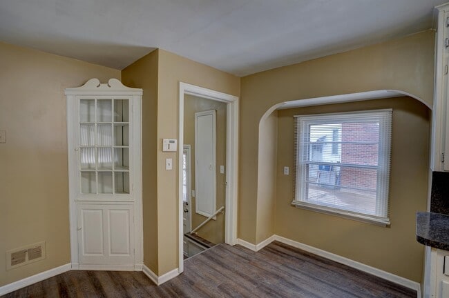 Building Photo - 713 St Clair St