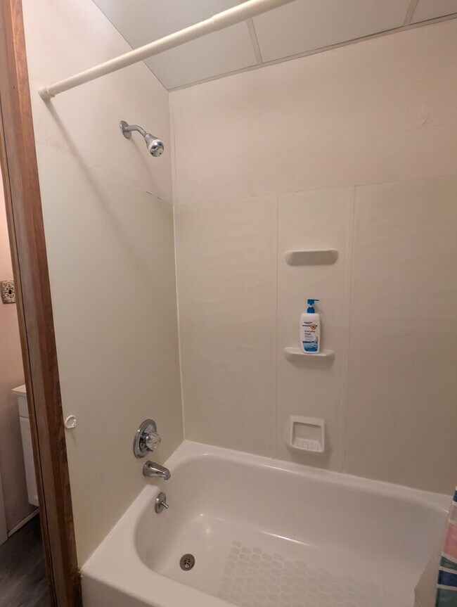 Building Photo - Furnished One Bedroom Upstairs Apartment