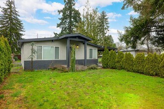Building Photo - Lovely 3 Bedroom 1.5 bath Milwaukie Charmer.
