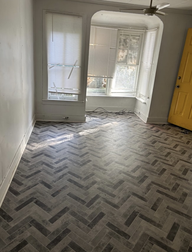 Building Photo - 3 Bedroom - 1 Bath Home WITH PROMO: ONE MONTH FREE!