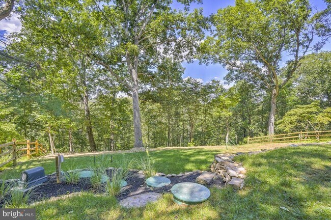Building Photo - 440 Redbud Ln