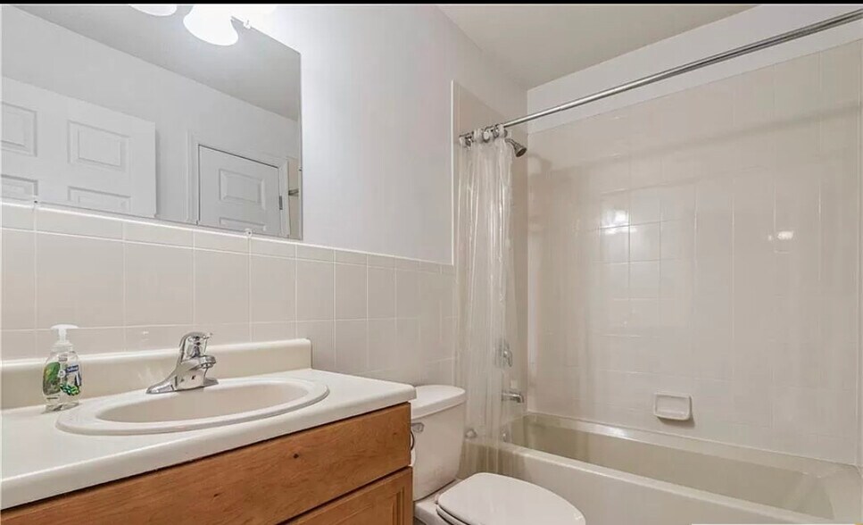 Building Photo - 115 Chariot Ct