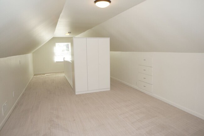 Building Photo - SE Portland 3-bedroom remodeled Bungalow