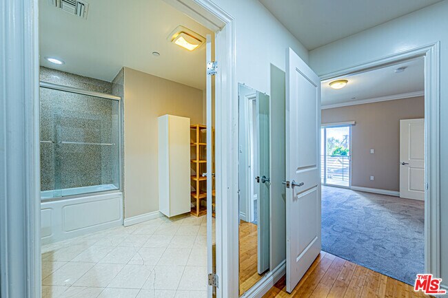 Building Photo - 3061 W 12th Pl