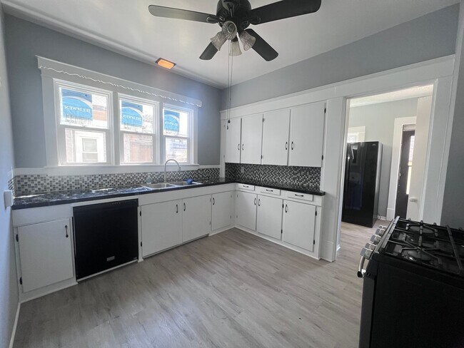 Building Photo - Large Single Family Five Bedroom Home!