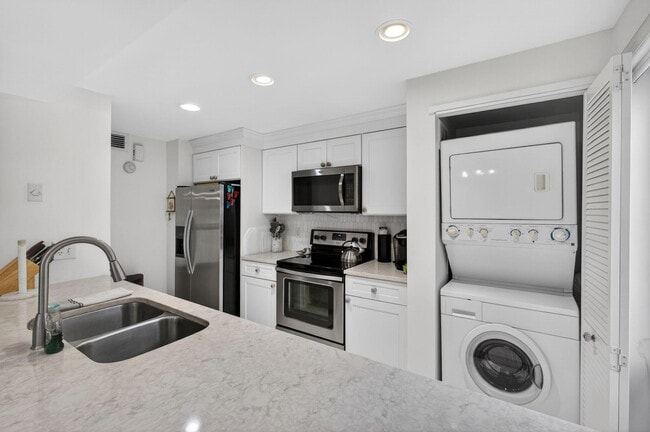 Building Photo - 611 Brackenwood Cove