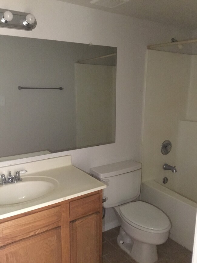 Building Photo - 2 bed 2 bath Town-home Gated  in Central Phoenix!