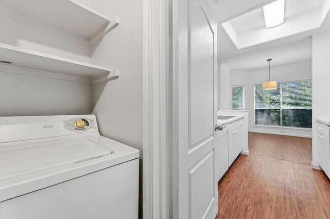 Building Photo - Amazing 1 bedroom, 1 bathroom Condo in Montevista!